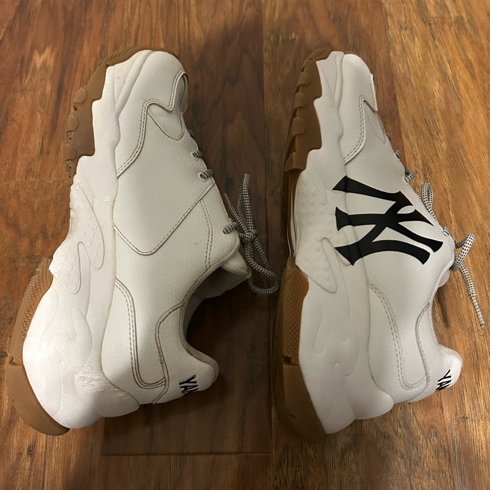 New York Yankees Women’s Size 8 Sneakers With NY Logo Baseball Sports MLB - Picture 6 of 7